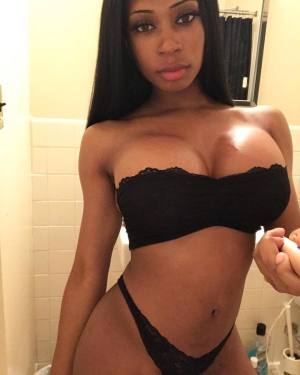 Alexi escorte avec Escort plaisir intense